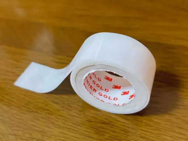 両面テープを『テーブル裏』に貼るだけ！　「テーブルクロスが邪魔」をなくす方法