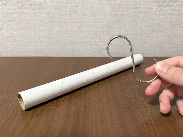 ラップの芯を『S字フック』に載せると？　できたものが、キッチン収納に活躍