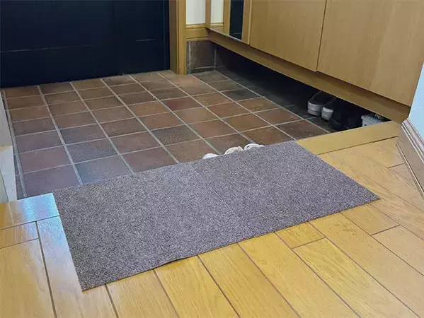 “ズレる玄関マット”はもうやめた　ダイソーのマット『2枚』貼るだけで快適に！【悩み解決】