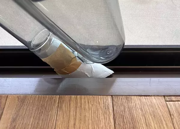 トイレットペーパーの芯をハサミでカットして…　できたものが、すき間掃除に活躍！