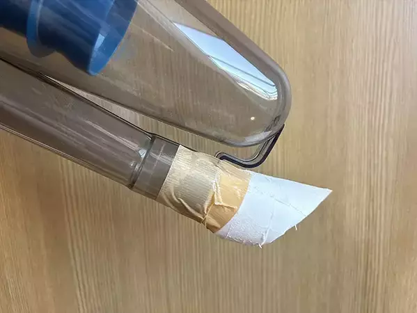 トイレットペーパーの芯をハサミでカットして…　できたものが、すき間掃除に活躍！