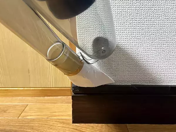 トイレットペーパーの芯をハサミでカットして…　できたものが、すき間掃除に活躍！
