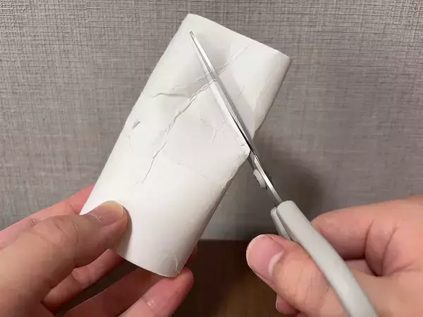 トイレットペーパーの芯をハサミでカットして…　できたものが、すき間掃除に活躍！