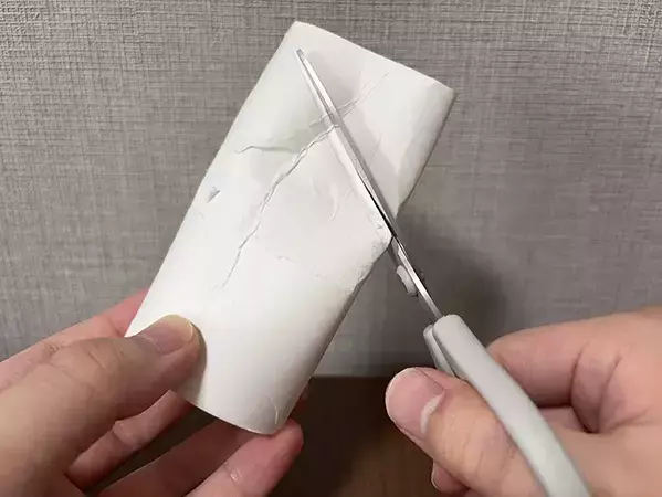 トイレットペーパーの芯をハサミでカットして…　できたものが、すき間掃除に活躍！