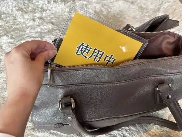飲食店の『席取り』が不安な時に活躍！　ケース1枚で“使用中カード”を作る方法