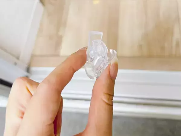 余った『ゲルテープ』で窓サッシのホコリを掃除する裏技　丸めて転がしたら？