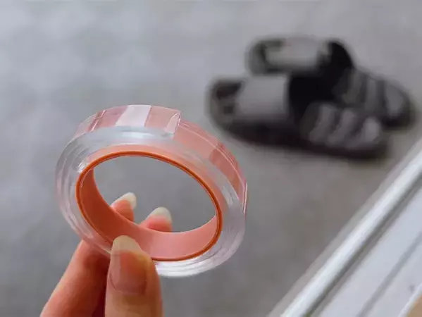 余った『ゲルテープ』で窓サッシのホコリを掃除する裏技　丸めて転がしたら？