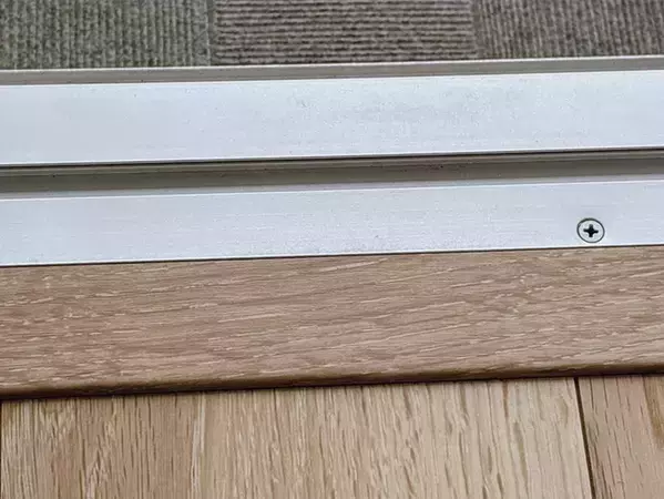 余った『ゲルテープ』で窓サッシのホコリを掃除する裏技　丸めて転がしたら？