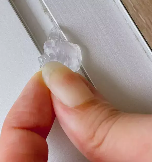 余った『ゲルテープ』で窓サッシのホコリを掃除する裏技　丸めて転がしたら？