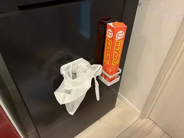 ダイソーの傘立てを冷蔵庫にペタッ　キッチンが快適になる活用ワザ【3選】