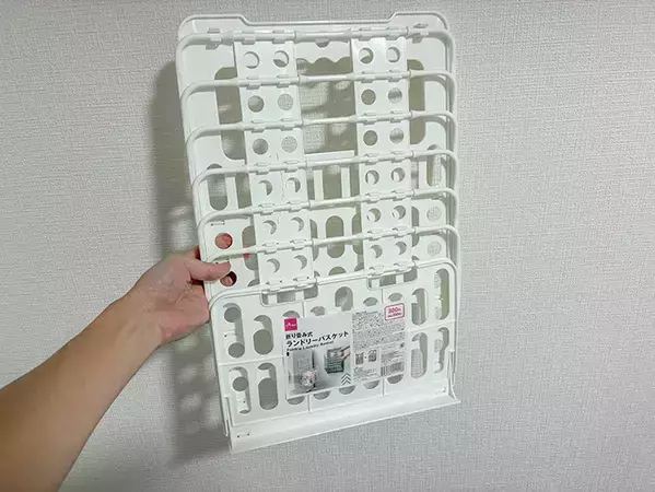 ダイソーの『折り畳みバスケット』が家中で大活躍！　玄関でも便利な活用ワザ【3選】