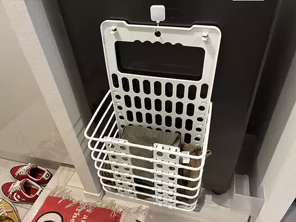 ダイソーの『折り畳みバスケット』が家中で大活躍！　玄関でも便利な活用ワザ【3選】