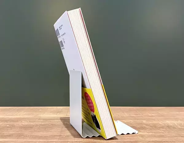 セリアの『波型ブックスタンド』が画期的！　キッチンに置くだけの便利な活用法【3選】