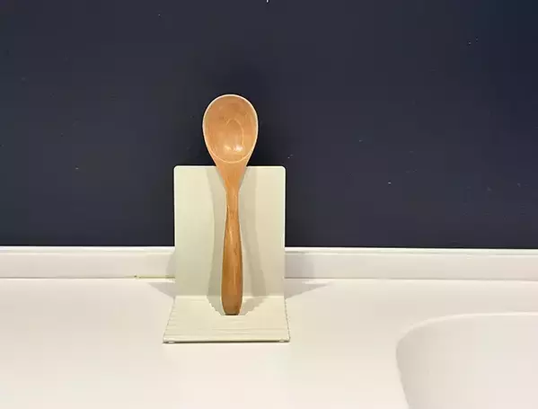 セリアの『波型ブックスタンド』が画期的！　キッチンに置くだけの便利な活用法【3選】