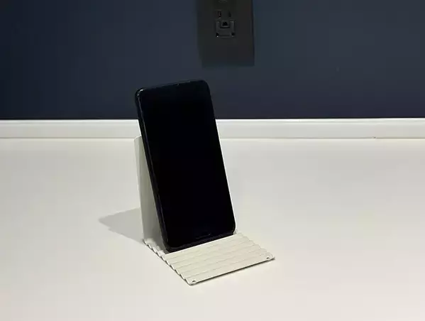 セリアの『波型ブックスタンド』が画期的！　キッチンに置くだけの便利な活用法【3選】
