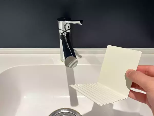 セリアの『波型ブックスタンド』が画期的！　キッチンに置くだけの便利な活用法【3選】