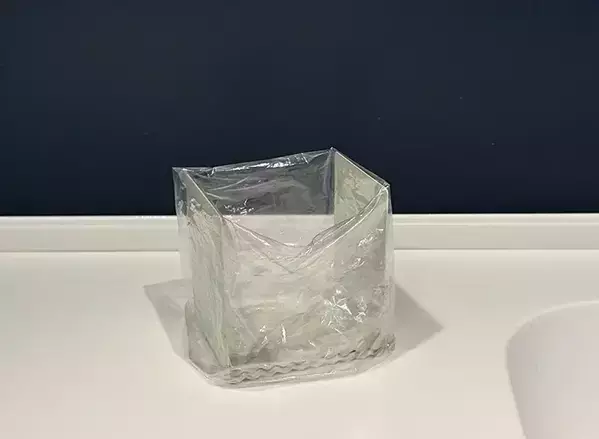 セリアの『波型ブックスタンド』が画期的！　キッチンに置くだけの便利な活用法【3選】