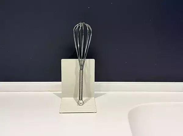 セリアの『波型ブックスタンド』が画期的！　キッチンに置くだけの便利な活用法【3選】