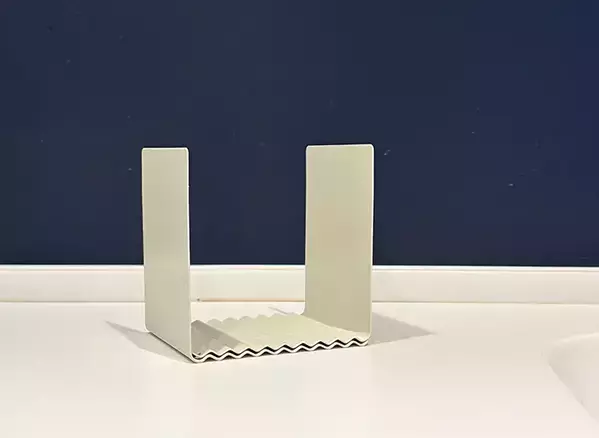セリアの『波型ブックスタンド』が画期的！　キッチンに置くだけの便利な活用法【3選】