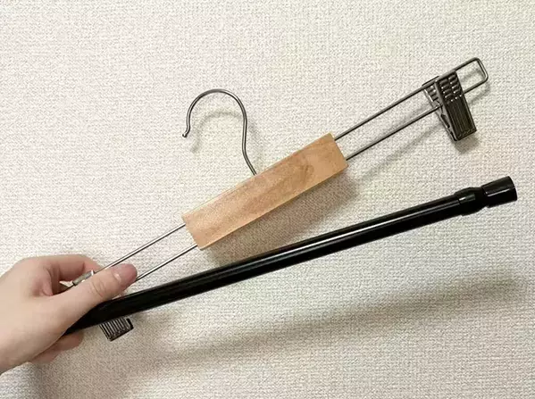 つっぱり棒とクリップハンガーを『合体』！　ゴミ袋の収納がラクになる裏ワザ