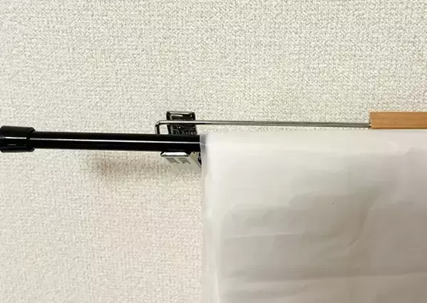 つっぱり棒とクリップハンガーを『合体』！　ゴミ袋の収納がラクになる裏ワザ