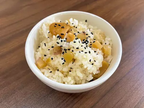 カルディの『芋栗ごはん』が絶品！　1袋入れるだけで「ホクホク」「食べ応えバツグン」