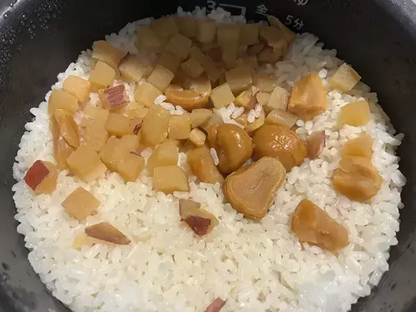 カルディの『芋栗ごはん』が絶品！　1袋入れるだけで「ホクホク」「食べ応えバツグン」