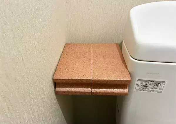 セリアのブロックで便器横の『空間』を有効活用！　窮屈なトイレで助かる、便利なミニ棚【活用2選】
