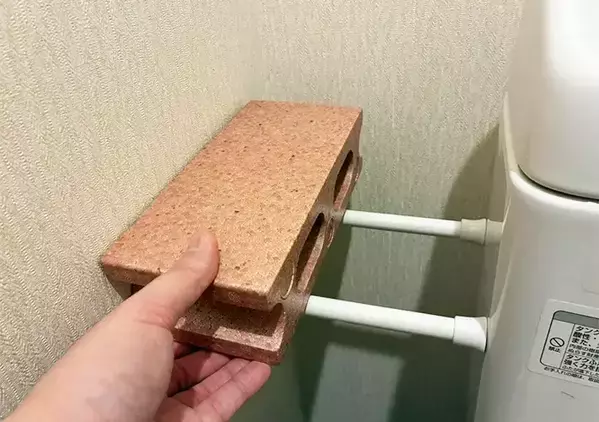 セリアのブロックで便器横の『空間』を有効活用！　窮屈なトイレで助かる、便利なミニ棚【活用2選】