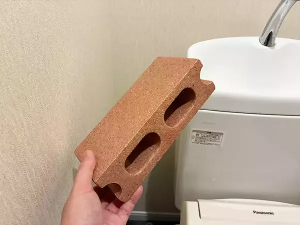 セリアのブロックで便器横の『空間』を有効活用！　窮屈なトイレで助かる、便利なミニ棚【活用2選】