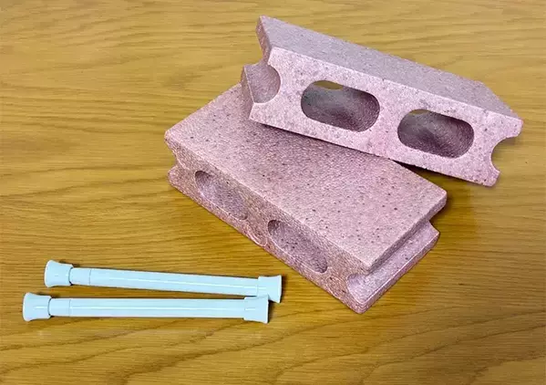 セリアのブロックで便器横の『空間』を有効活用！　窮屈なトイレで助かる、便利なミニ棚【活用2選】