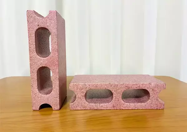 セリアのブロックで便器横の『空間』を有効活用！　窮屈なトイレで助かる、便利なミニ棚【活用2選】