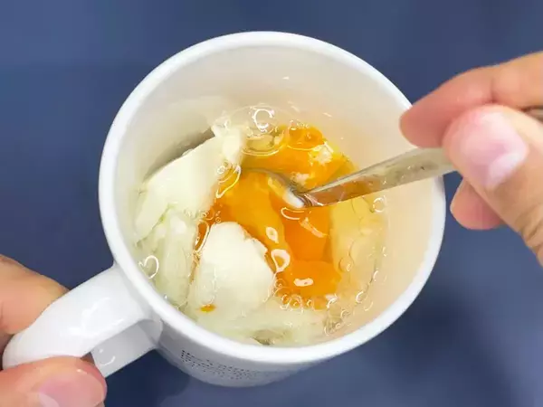 マグカップで作る『お好み焼き風』が簡単すぎ！豆腐と卵と『大さじ1杯』を混ぜて