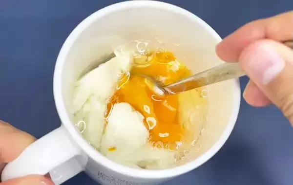 マグカップで作る『お好み焼き風』が簡単すぎ！豆腐と卵と『大さじ1杯』を混ぜて