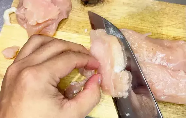 安い鶏むね肉を『うどんスープ』に浸して　レンチン6分で「しっとり」「作り置きにも」