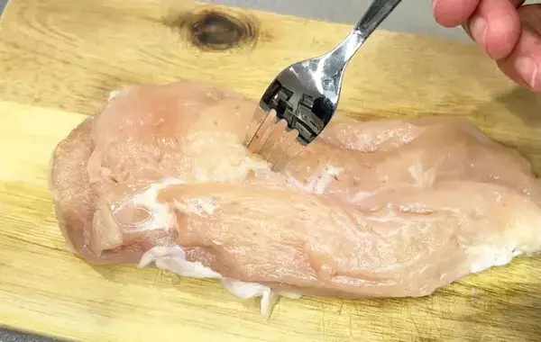 安い鶏むね肉を『うどんスープ』に浸して　レンチン6分で「しっとり」「作り置きにも」
