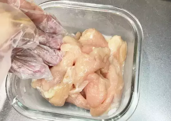 安い鶏むね肉を『うどんスープ』に浸して　レンチン6分で「しっとり」「作り置きにも」