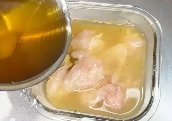 安い鶏むね肉を『うどんスープ』に浸して　レンチン6分で「しっとり」「作り置きにも」