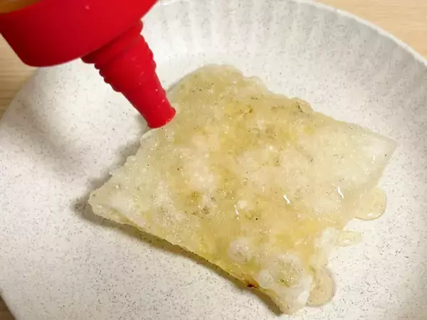とろけるチーズを『2枚』で包んで！　ハチミツをかけると…「カリカリ＆トロッと」