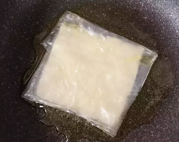 とろけるチーズを『2枚』で包んで！　ハチミツをかけると…「カリカリ＆トロッと」