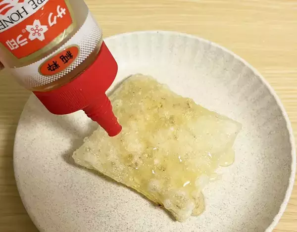 とろけるチーズを『2枚』で包んで！　ハチミツをかけると…「カリカリ＆トロッと」
