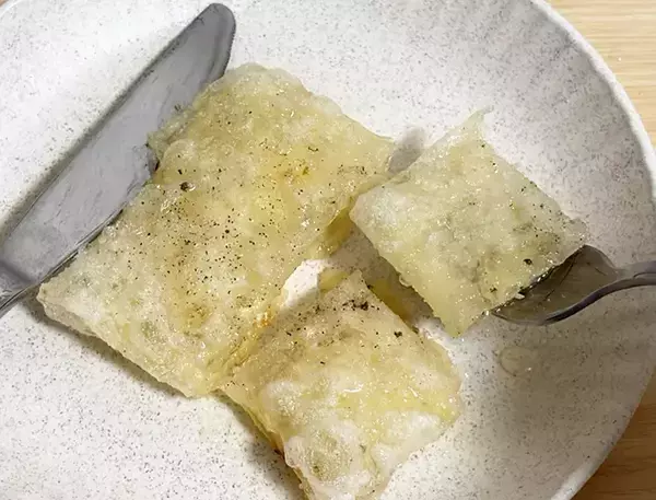 とろけるチーズを『2枚』で包んで！　ハチミツをかけると…「カリカリ＆トロッと」
