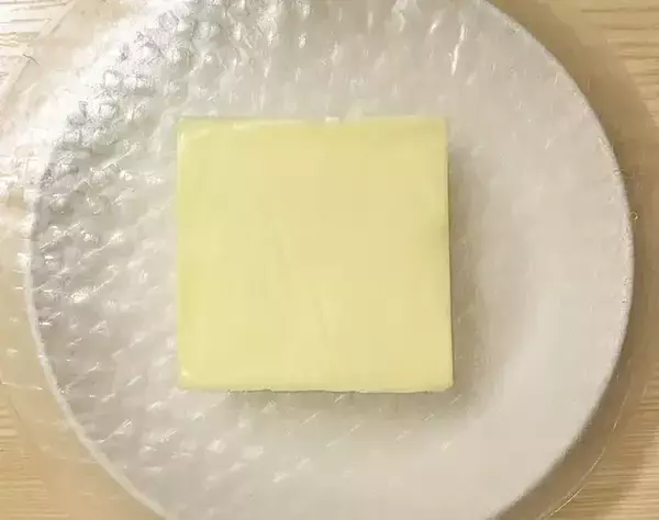 とろけるチーズを『2枚』で包んで！　ハチミツをかけると…「カリカリ＆トロッと」