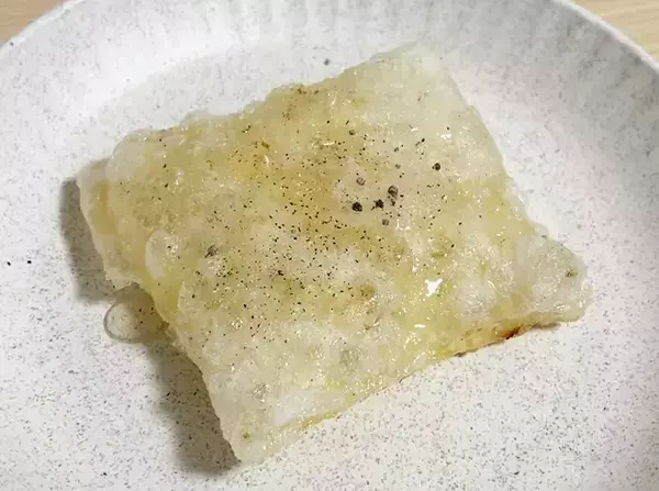 とろけるチーズを『2枚』で包んで！　ハチミツをかけると…「カリカリ＆トロッと」