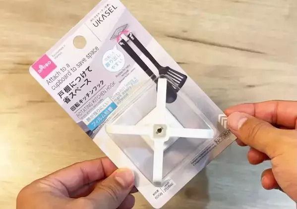 110円で買った『フック』が優秀すぎ　回転するので、洗面所の棚につけると？