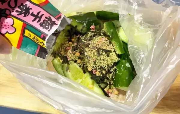キュウリをたたいて『1袋』かけて…　ポリ袋ですぐ作れる副菜で「ご飯がすすむ！」