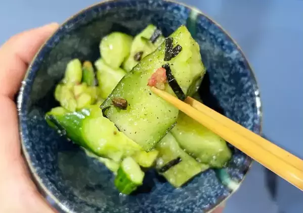 キュウリをたたいて『1袋』かけて…　ポリ袋ですぐ作れる副菜で「ご飯がすすむ！」