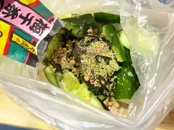キュウリをたたいて『1袋』かけて…　ポリ袋ですぐ作れる副菜で「ご飯がすすむ！」