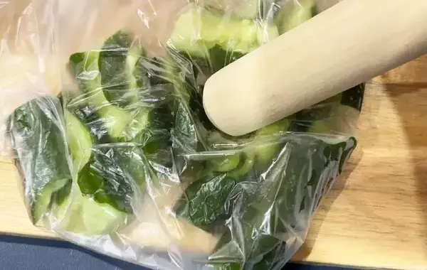 キュウリをたたいて『1袋』かけて…　ポリ袋ですぐ作れる副菜で「ご飯がすすむ！」