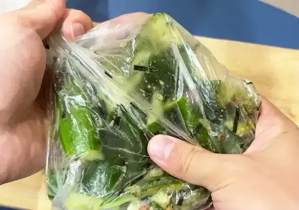 キュウリをたたいて『1袋』かけて…　ポリ袋ですぐ作れる副菜で「ご飯がすすむ！」